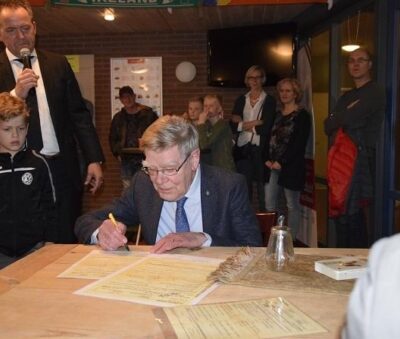 2018 Van der Scheer tekent oprichtingsakte